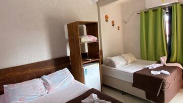 Kamar Quadruple Standar | Seprai premium, minibar, tirai kedap cahaya, dan Wi-Fi gratis