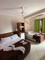 Habitación cuádruple estándar | Ropa de cama de alta calidad, minibar, cortinas opacas y wifi gratis