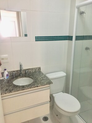 Phòng đơn Economy, không hút thuốc | Phòng tắm | Buồng tắm vòi sen, đồ dùng nhà tắm miễn phí, máy sấy tóc, khăn tắm 