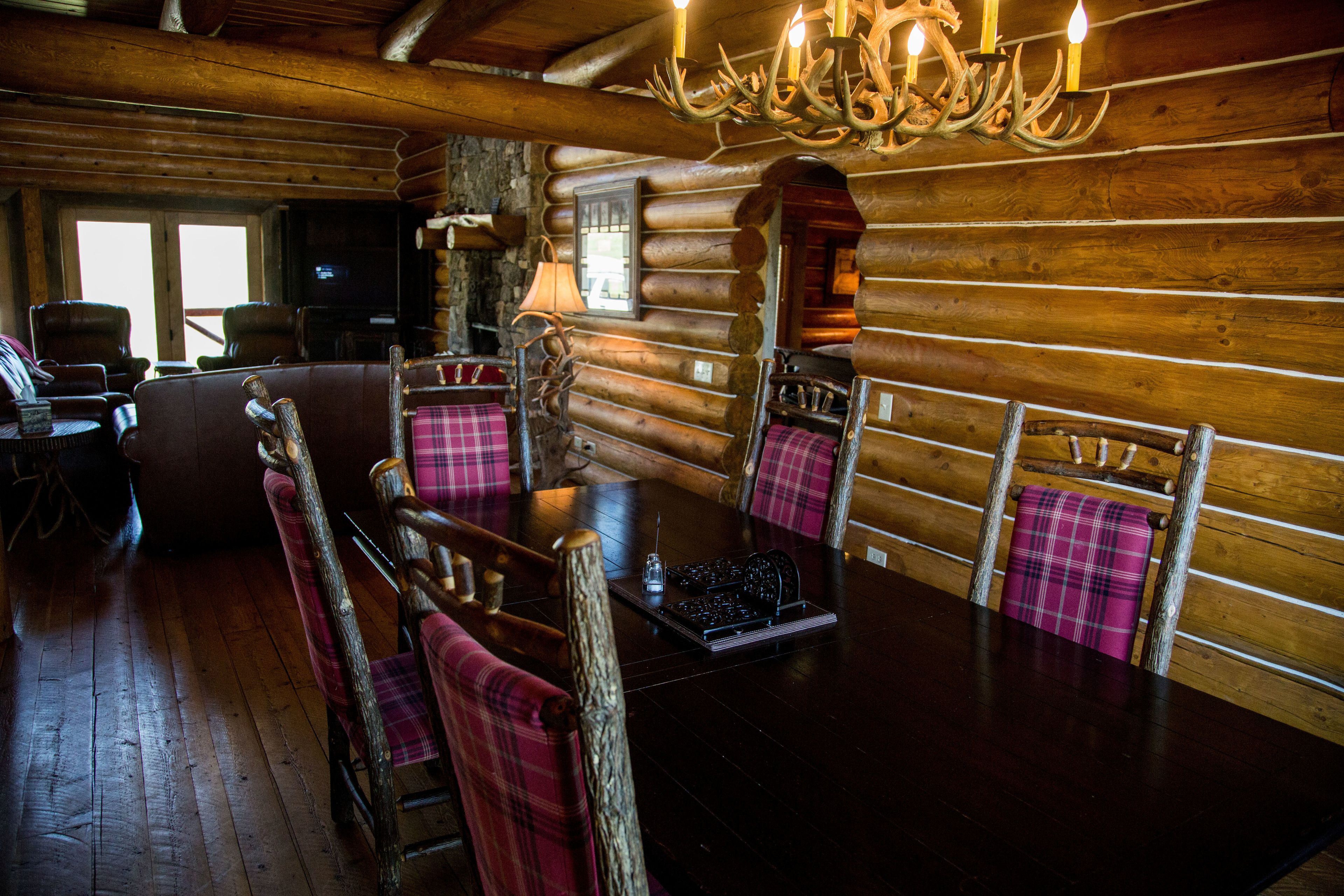 Cabin Executive | Khu vực ăn uống tại phòng