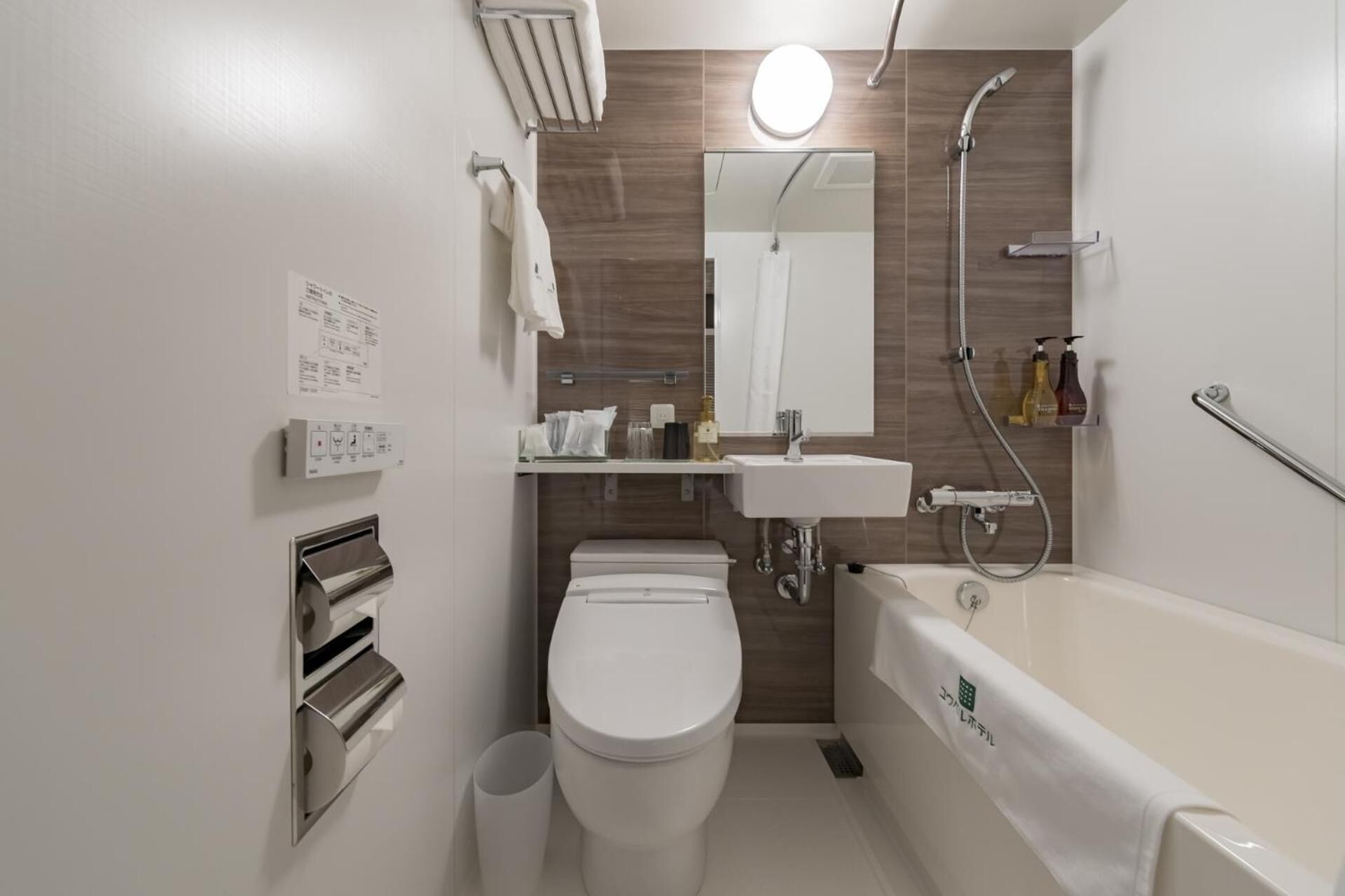 combined shower/bathtub, free toiletries, slippers, towels