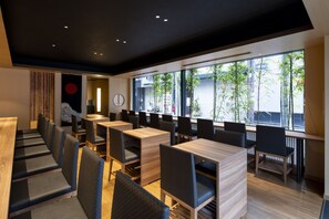 Petit déjeuner composé de spécialités régionales (1600 JPY par personne)