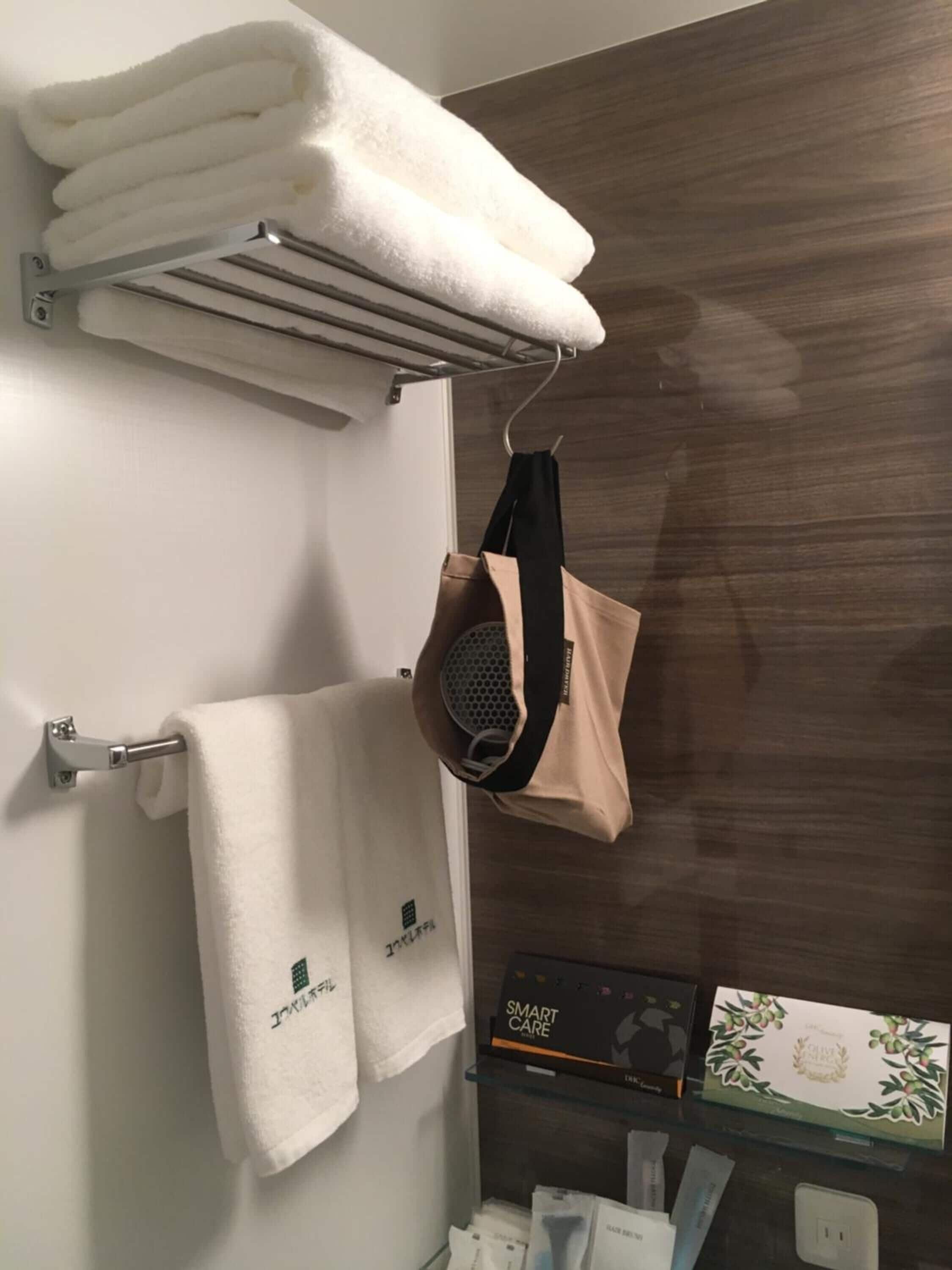 combined shower/bathtub, free toiletries, slippers, towels