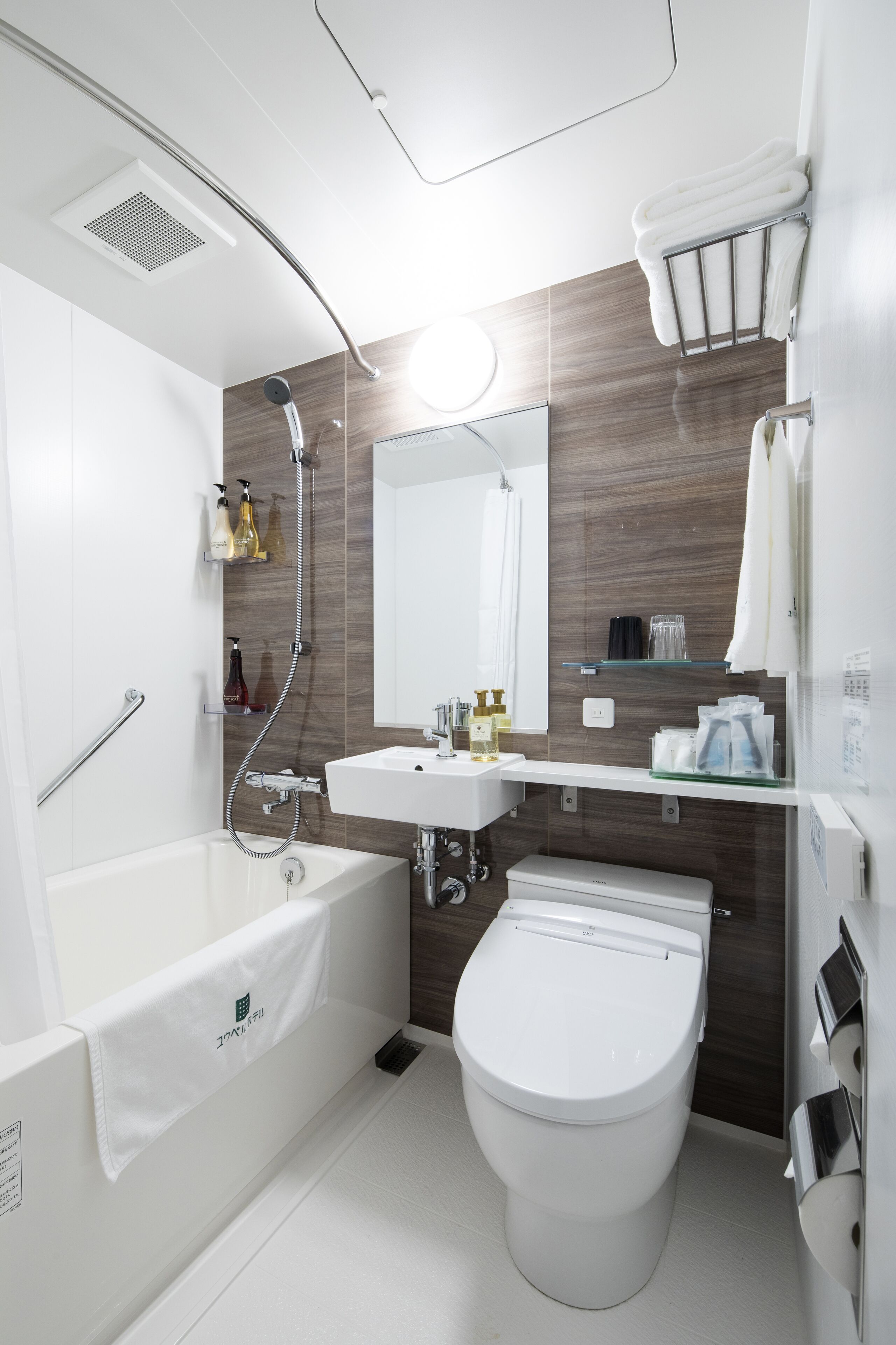 combined shower/bathtub, free toiletries, slippers, towels