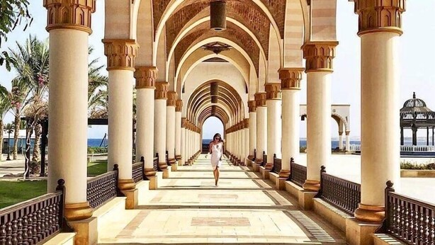 A corridor with arches and columns, leading to a view of the sea. - Luxury 4BD Villa with Pool in Hurghada (Hurghada)