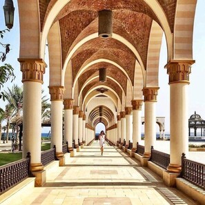 A corridor with arches and columns, leading to a view of the sea. - Luxury 4BD Villa with Pool in Hurghada (Hurghada)