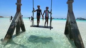 A wooden swing structure in clear shallow water with a clear sky. - Luxury 4BD Villa with Pool in Hurghada (Hurghada)