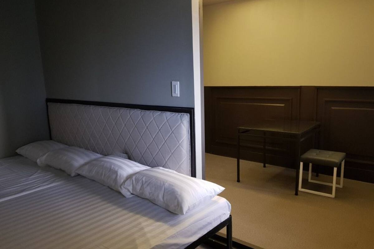 Family Room, Non Smoking, City View | Meja, langsir/tirai gelap terus, Wi-fi percuma, cadar katil 