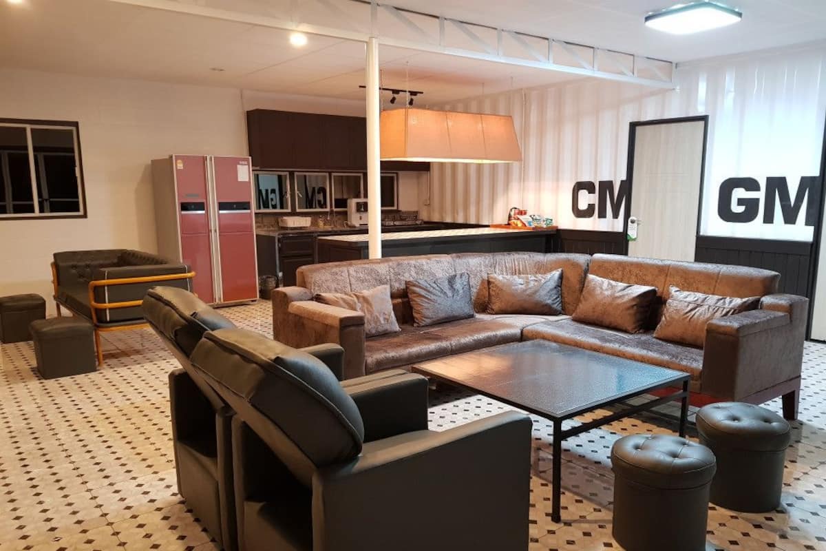 Royal Room, Non Smoking, City View | Living area | Flat-screen TV