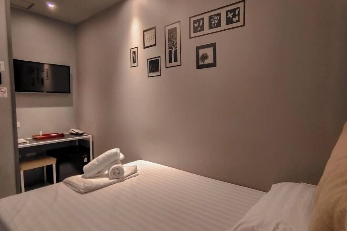 Meja, langsir/tirai gelap terus, Wi-fi percuma, cadar katil 