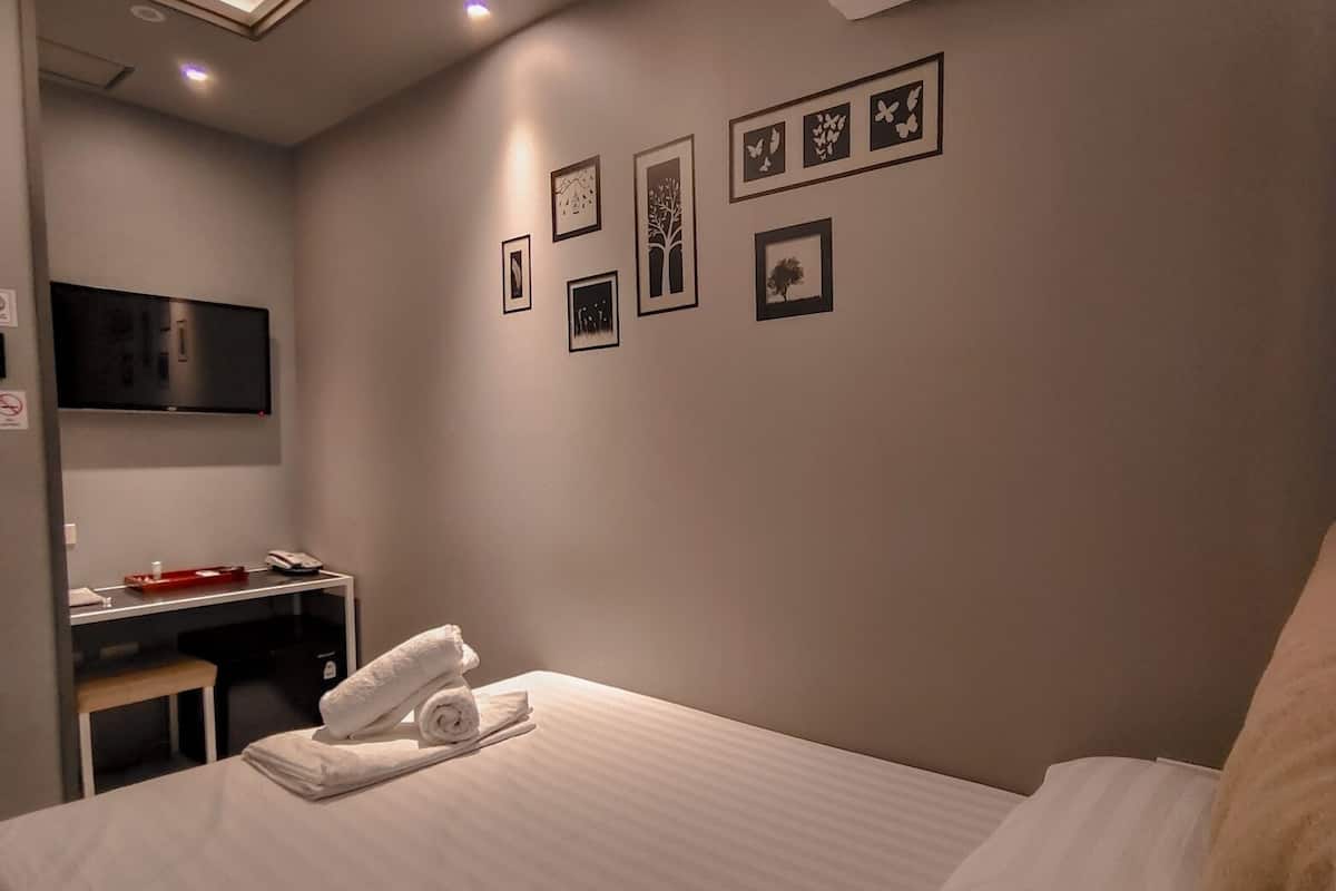 Economy Room, 1 Katil Ratu (Queen), Non Smoking, City View | Meja, langsir/tirai gelap terus, Wi-fi percuma, cadar katil 