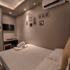 Economy Room, 1 Queen Bed, Non Smoking, City View | Desk, blackout drapes, free WiFi, bed sheets - Hotel Snow Angeles (Angeles City)