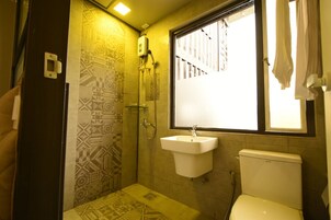 Ducha, artículos de tocador gratuitos, secador de pelo, bidet