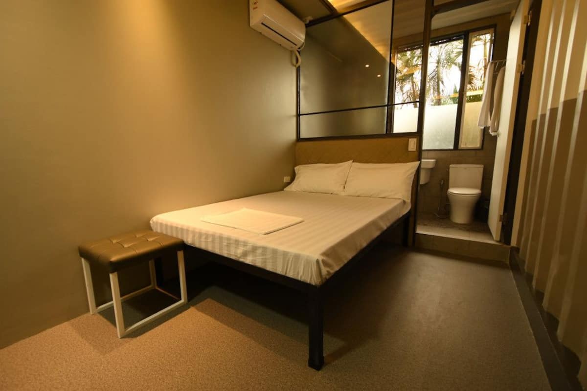 Standard Room, Non Smoking | Meja, langsir/tirai gelap terus, Wi-fi percuma, cadar katil 
