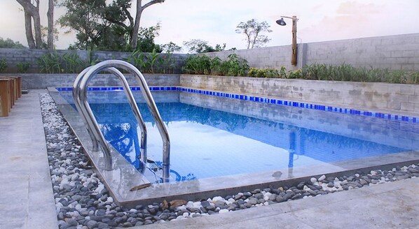 Hồ bơi ngoài trời