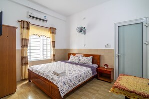 Deluxe Double Room, Bathtub | Desk, laptop workspace, soundproofing, iron/ironing board