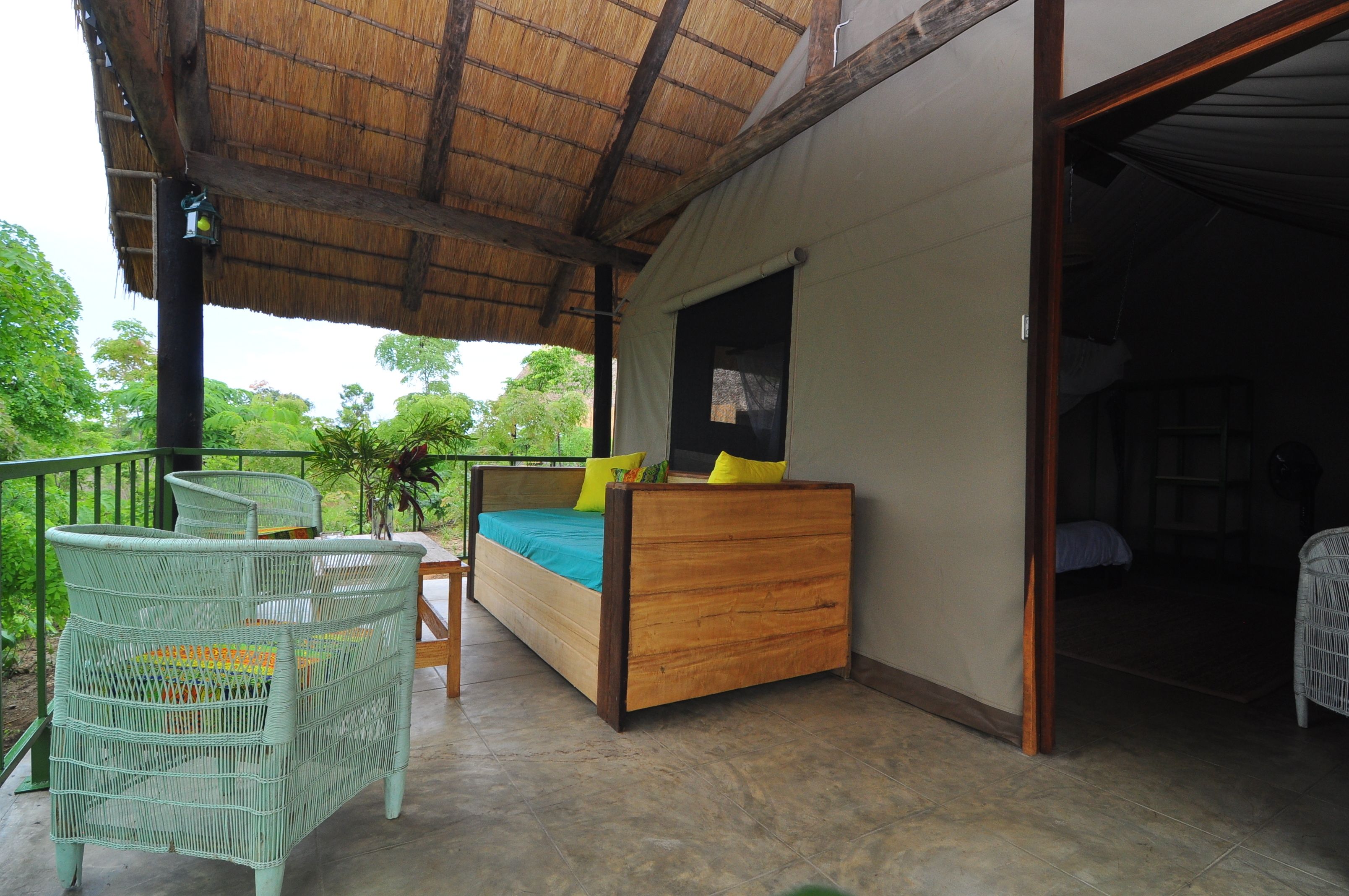 Una habitación con una cama, una silla y una mesa.