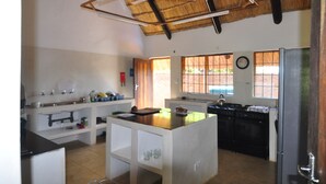 Une cuisine avec un îlot central, une cuisinière et un réfrigérateur.