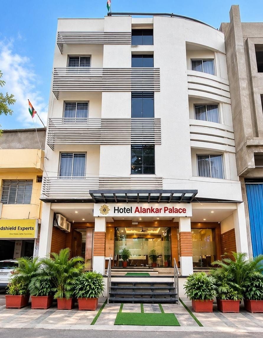 Un hotel con fachada moderna, una entrada destacada y una bandera.