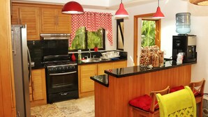Biệt thự cơ bản, nhiều giường, không hút thuốc, quang cảnh sân vườn | Bếp riêng | Tủ lạnh, lò vi sóng, lò nướng, dụng cụ nấu nướng/bát dĩa/dao nĩa 