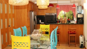 Biệt thự cơ bản, nhiều giường, không hút thuốc, quang cảnh sân vườn | Khu vực ăn uống tại phòng