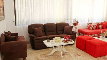 Basic Villa, Multiple Beds, Non Smoking, Courtyard View | Living room