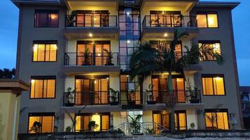 Depan hartanah - siang/malam