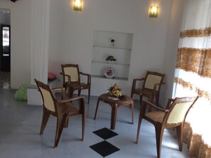 Coin salon dans le hall