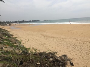 Beach nearby - Jurys Bungalow (Hikkaduwa)