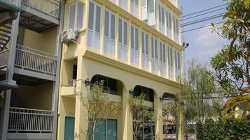 المنشأة من الخارج