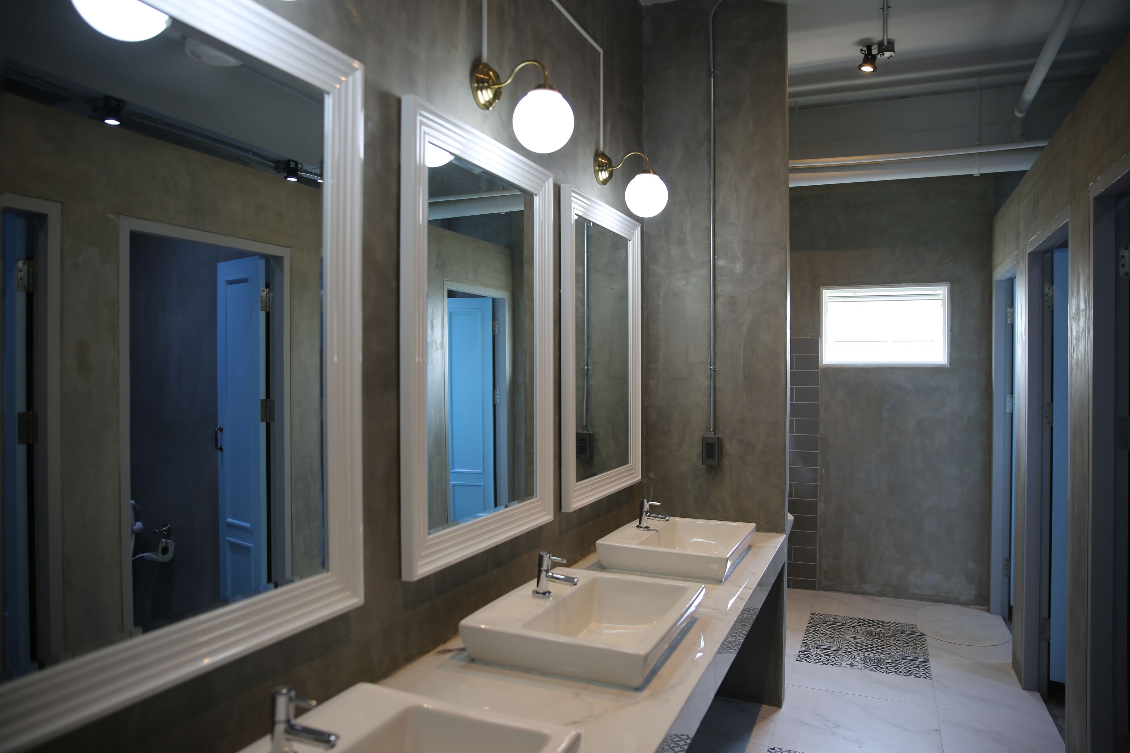 Shower, rainfall showerhead, free toiletries, hair dryer