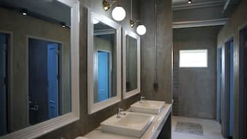 Shower, rainfall showerhead, free toiletries, hair dryer