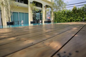 Una piscina al aire libre