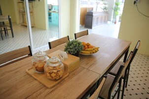 Desayuno continental diario (THB 150 por persona)