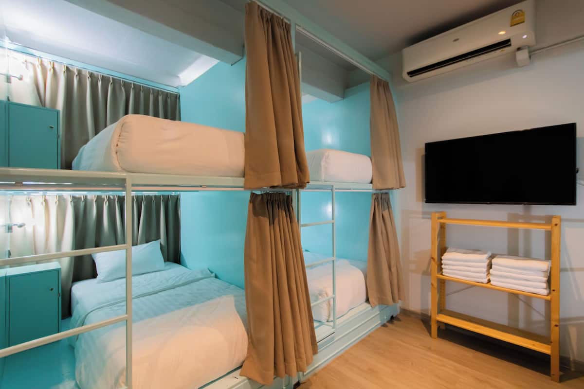 Private 5 Beds in Dormitory Room | Fernseher