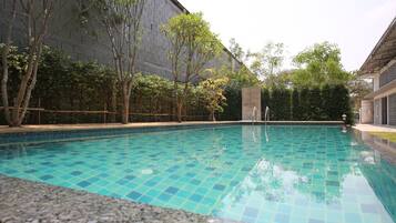 حمّام سباحة خارجي