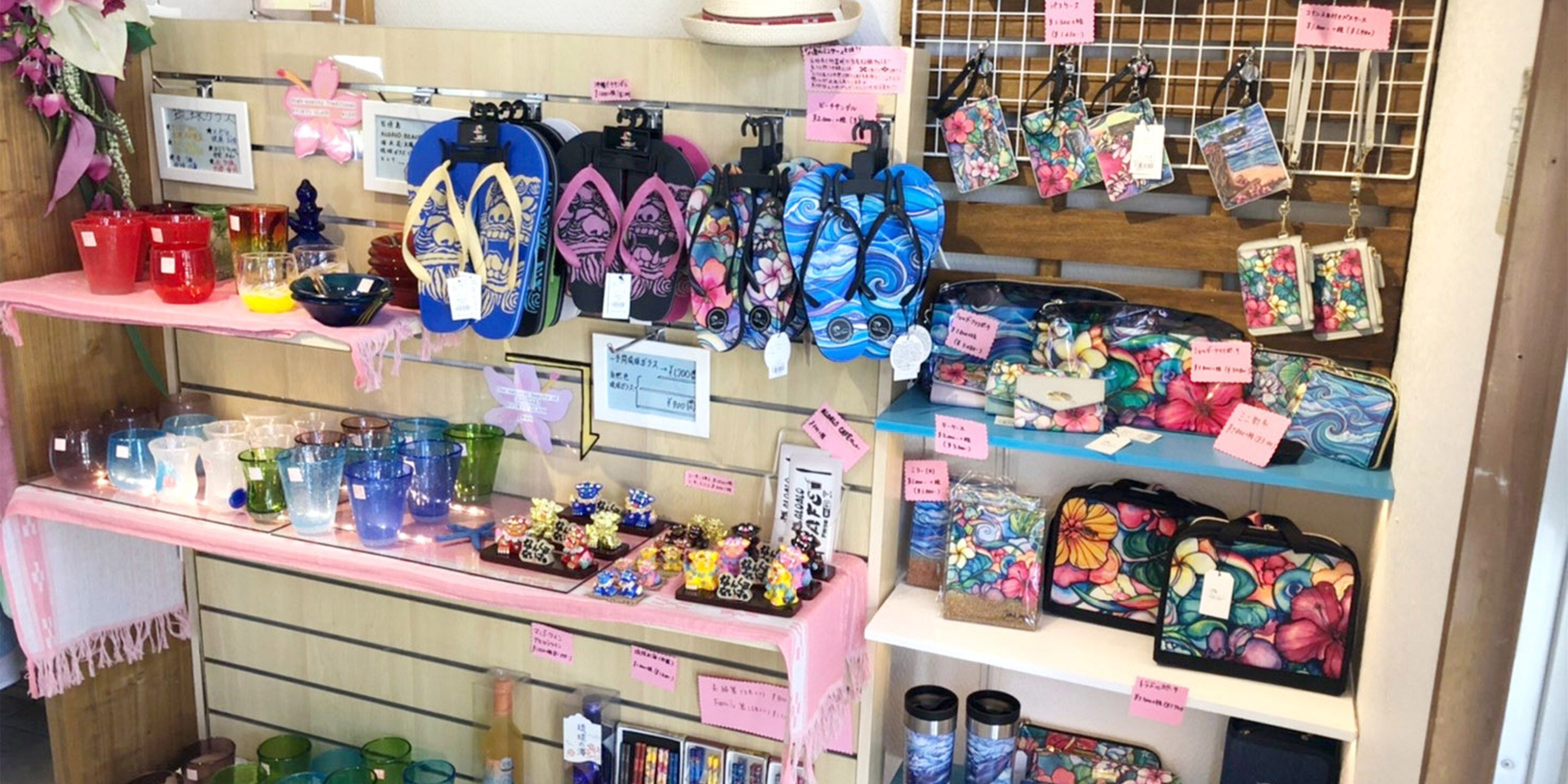 Botiga amb diversos productes exposats, incloent bosses de colors, petites figures i recipients de vidre.