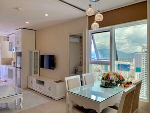 Romantisch appartement, 2 slaapkamers, gedeeltelijk uitzicht op zee, in toren | Woonruimte | Een flatscreentelevisie