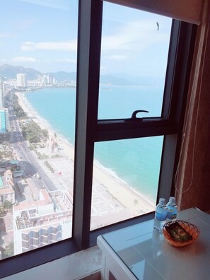 Appartement Sénior, 1 grand lit, vue partielle sur la mer | Draps en coton égyptien, literie de qualité, décor unique