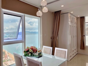 Apartamento romântico, 2 quartos, vista parcial para o mar, na torre | Área de estar | TV de tela plana