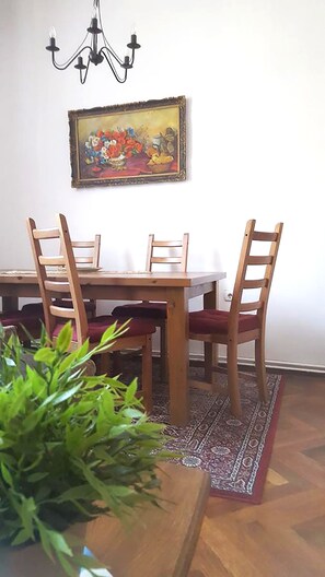 City Apartment | In-room dining