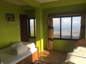 Deluxe-Zweibettzimmer, Mehrere Betten, Nichtraucher, Seeblick | Blick auf die Stadt