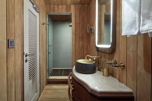 Deluxe Suite | Bathroom | Shower, free toiletries, towels - AYANA Lako di'a (Labuan Bajo)