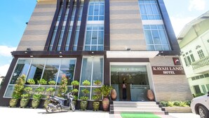 Um hotel moderno com uma placa que diz 'Kayah Land Hotel'.