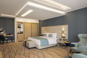Topaz Suite | Premium bedding, minibar, in-room safe, desk - Cristal Amaken Hotel (Riyadh)