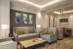 Topaz Suite | Essbereich im Zimmer