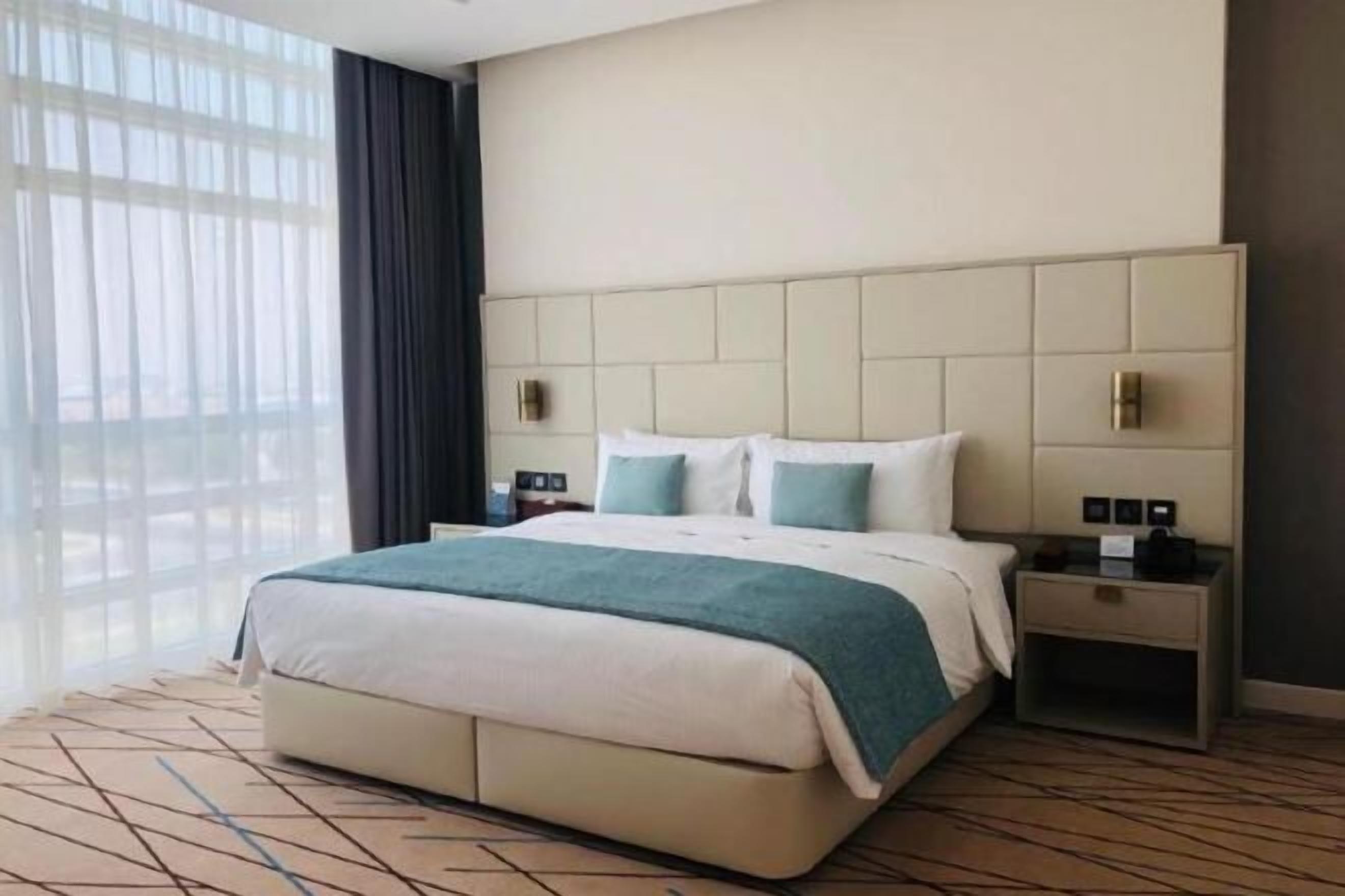 Seprai premium, minibar, brankas, dan meja kerja