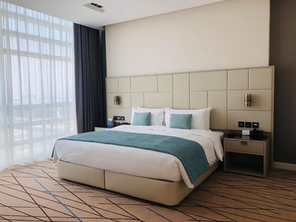 Seprai premium, minibar, brankas, dan meja kerja