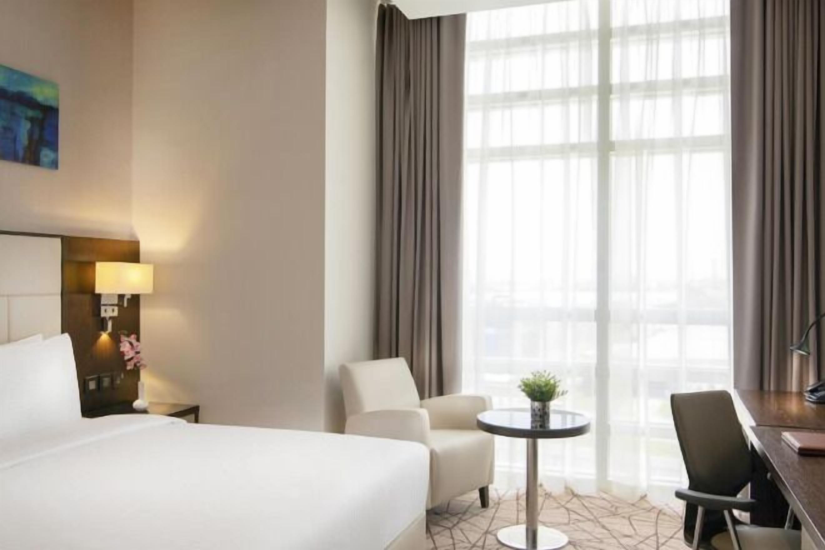 高档床上用品、迷你吧、客房内保险箱、办公桌