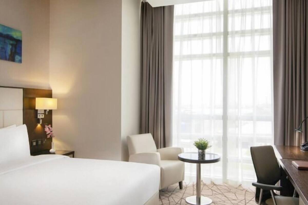 Premium bedding, minibar, in-room safe, desk